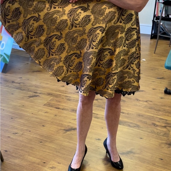 Elegant, Vintage, satan cocktail dress! It fits more like a Medium than a large. - Picture 7 of 13